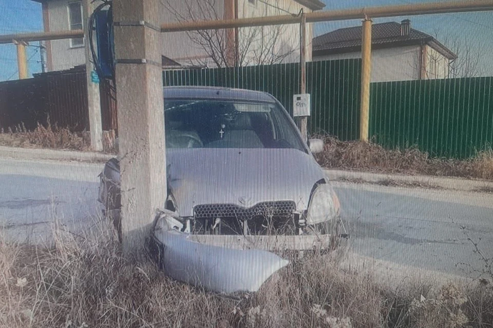 Автомобиль съехал с дороги и врезался в опору ЛЭП Фото: t.me/gibdd_nvrsk
