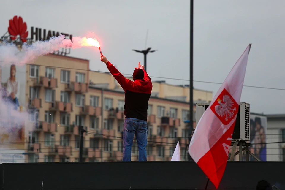 Жители польской столицы, Варшавы, вышли на антивоенный митинг.