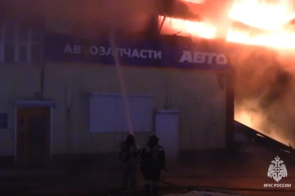 Спасатели тушат большой пожар в здании автосервиса в Хабаровске 23 января