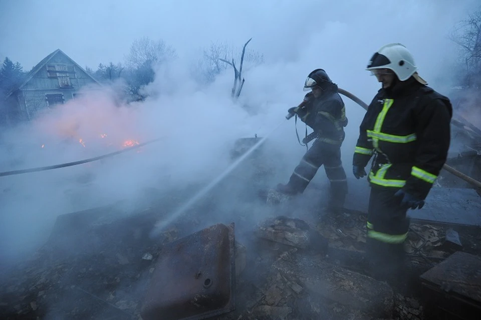 Пожарные спасли пожилую женщину из пылающего дома в Комсомольске