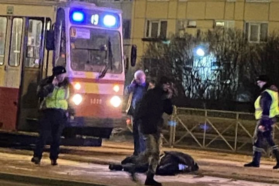 Полиция проверяет смертельное ДТП с трамваем на улице Савушкина в Петербурге