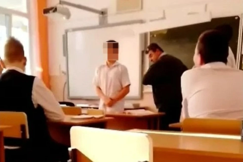 Учитель ударил школьников ремнем за плохое поведение Фото: кадр из видео