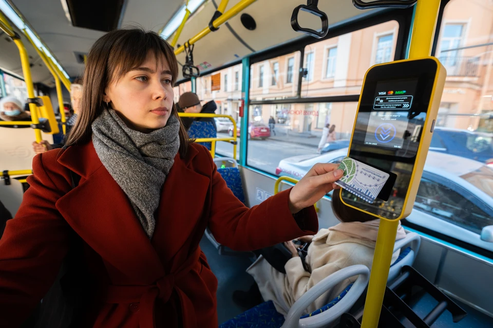 Большие автобусы будут ездить в час пик до станции метро Дыбенко в Петербурге