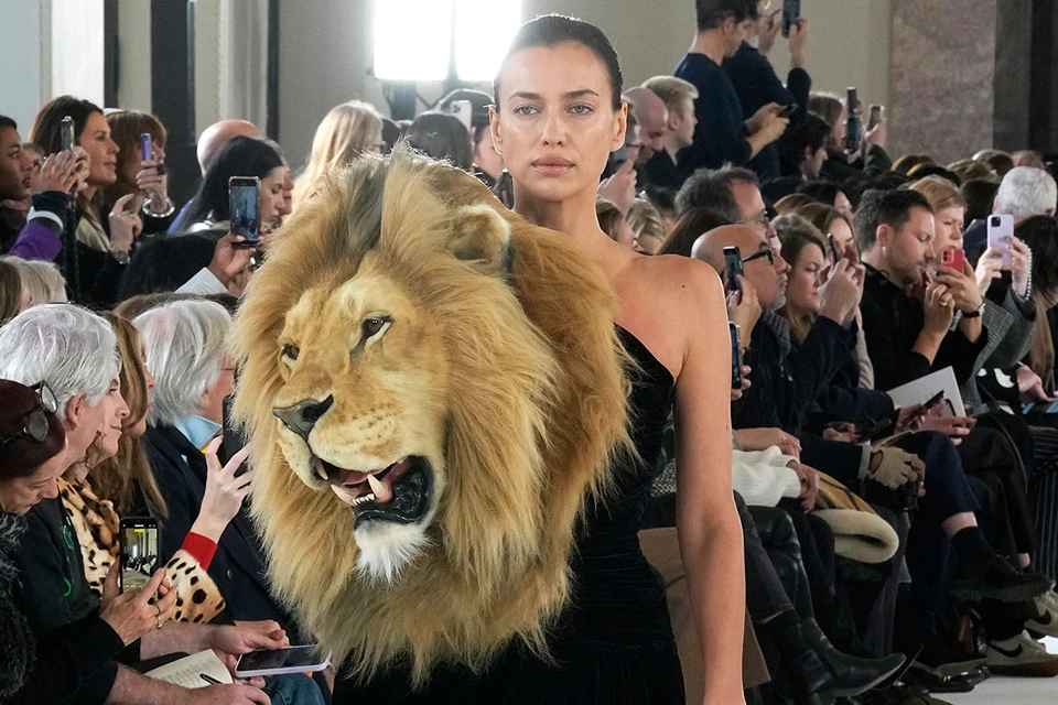 Топ-стилист Анвар Очилов объяснил смысл скандального выхода Ирины Шейк в платье с головой льва от Schiaparelli