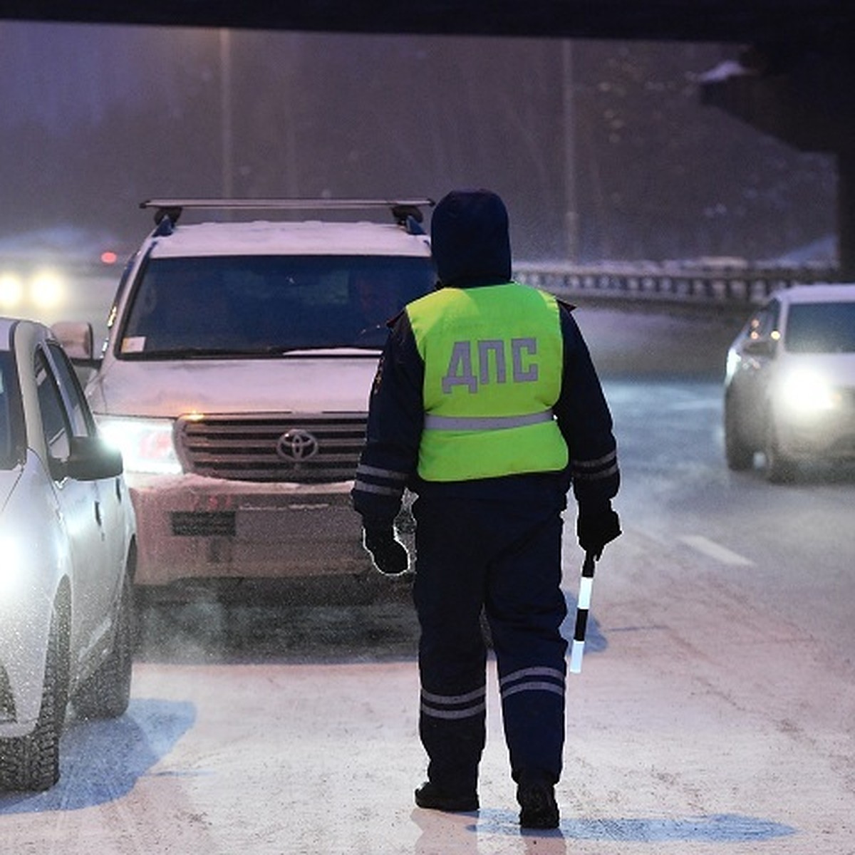 На подъездах к Екатеринбургу в утренние часы дежурит спецбатальон ДПС ГИБДД  - KP.RU