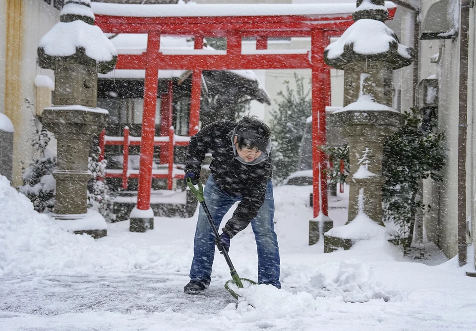 Сильные снегопады в Японии привели к гибели по меньшей мере одного человека