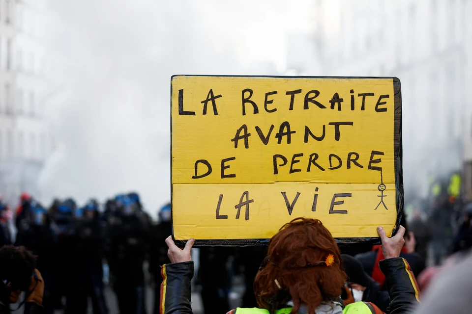 Протест против пенсионной реформы в Париже.