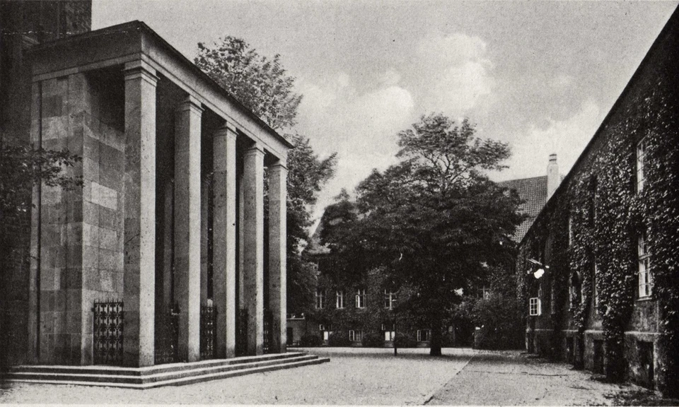 Первое здание университета находилось на острове Кнайпхоф и стояло практически у самых стен Кафедрального собора.