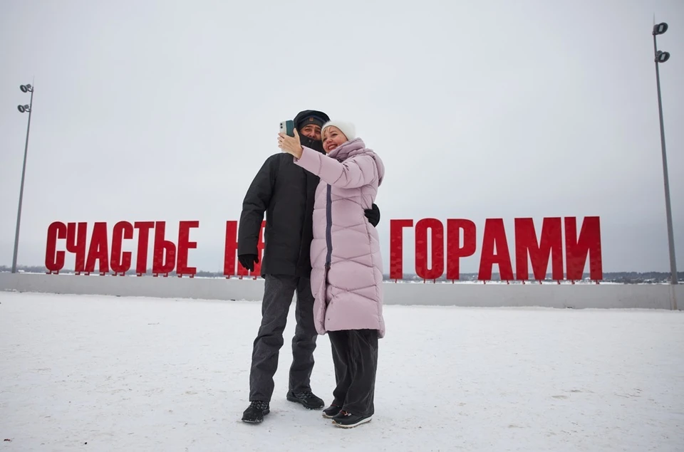 В итоге надпись вписали между двух фонарных столбов
