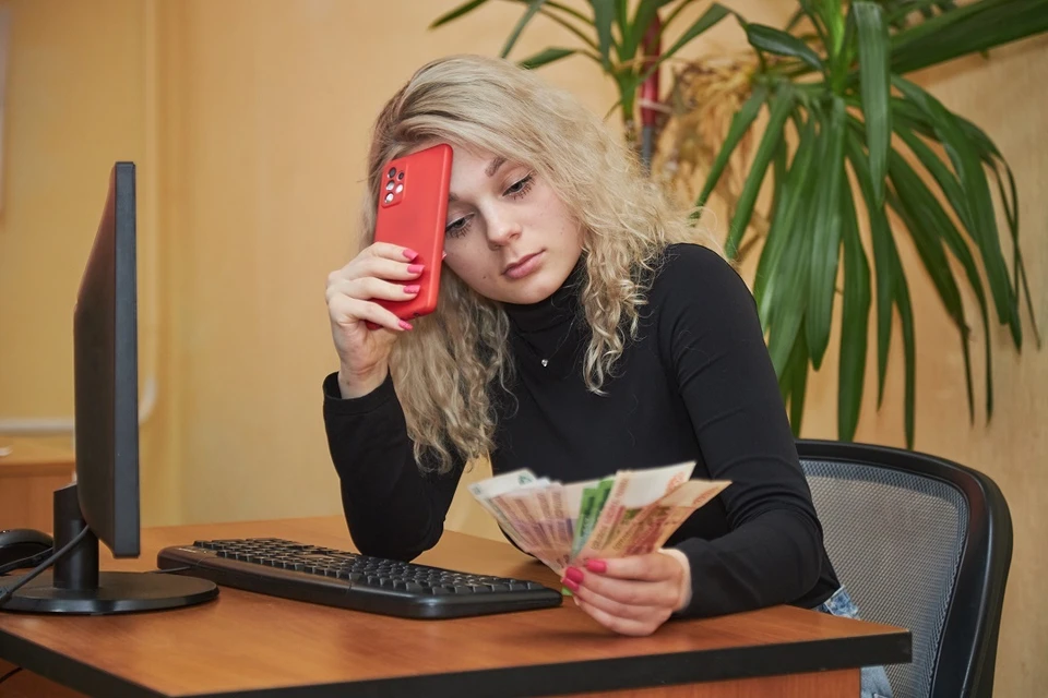 Обманутая женщина перевела на банковские карты, открытые на разные имена, деньги почти на 2 млн рублей.