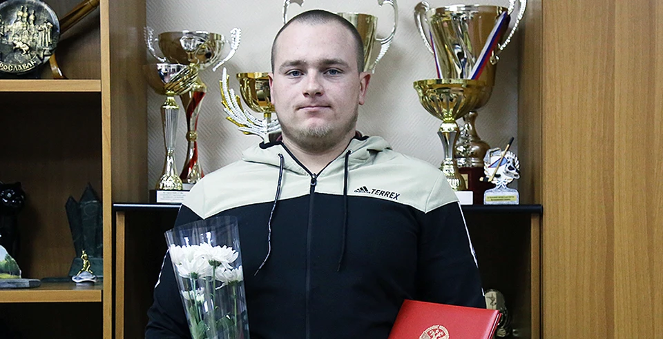 Егор Лежнев с цветами и благодарностью в руках. Фото: пресс-служба администрации Кыштыма