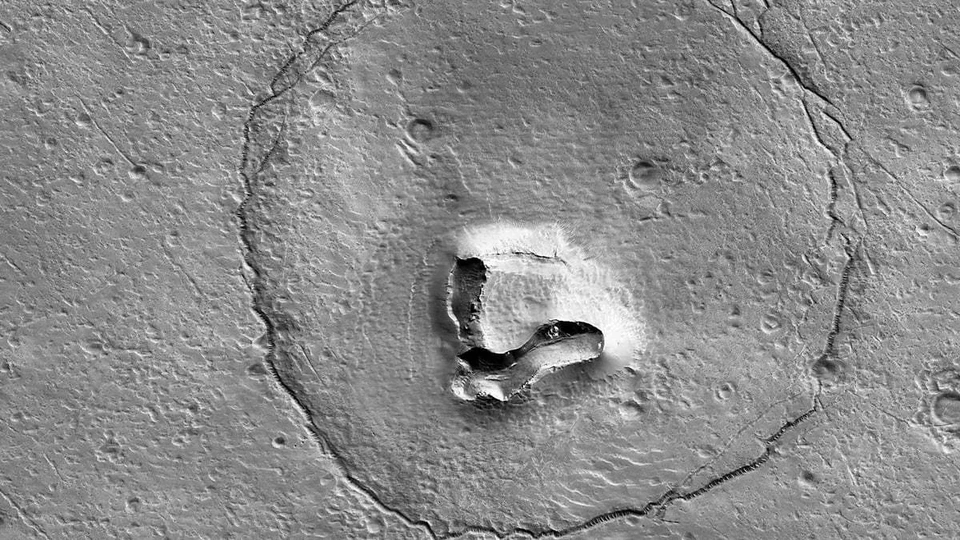 Спутник NASA сфотографировал "морду медведя" на Марсе