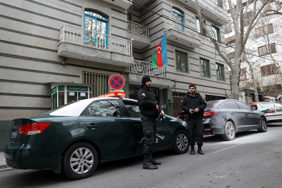 Азербайджан эвакуирует сотрудников посольства в Тегеране после нападения