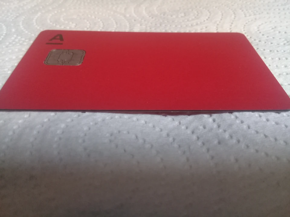 61-летний мужчина передал злоумышленнику свою карту и сообщил пин-код.