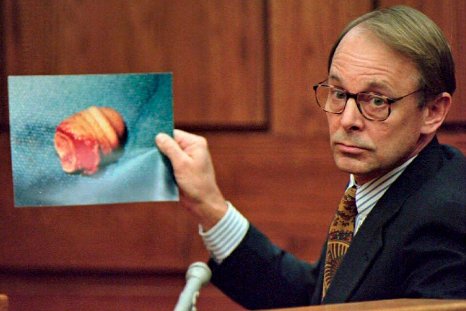Доктор Джеймс Т. Сень держит фотографию отрезанного пениса Джона Уэйна Боббитта во время судебного разбирательства