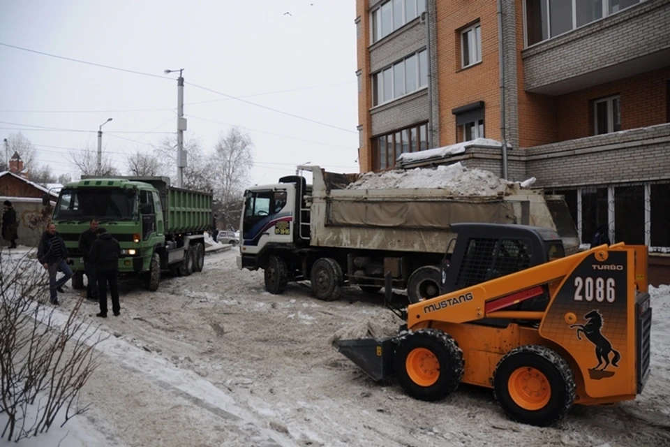 Коммунальные службы Иркутска продолжают работу по уборке снега в выходные дни.