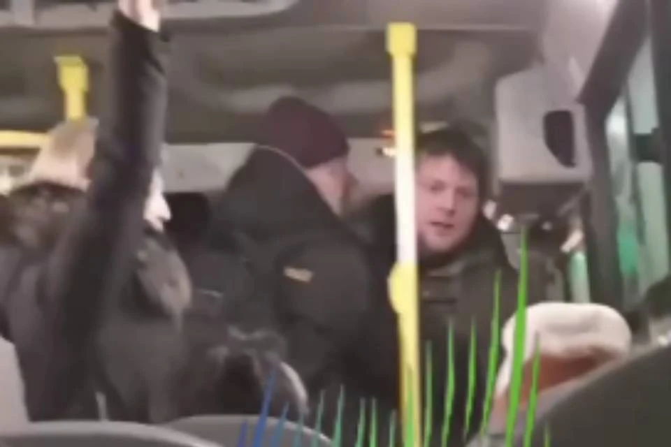 Скандал начался после того, как женщина сделала замечание пьяным пассажирам. Фото: скриншот видео/t.me/groupmurmansk