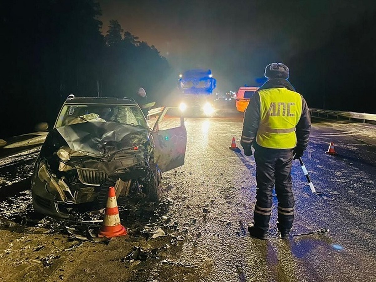 В массовой аварии на свердловской трассе погибли два человека - KP.RU