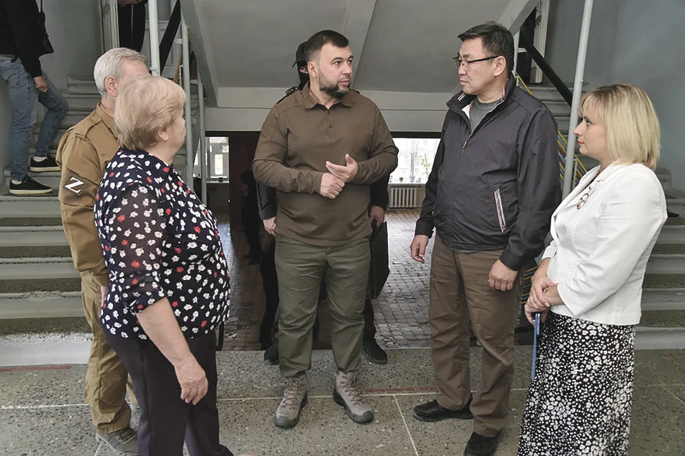 Денис Пушилин во время одного из визитов в школу Старобешевского района оценил работы, выполненные Республикой Бурятия.