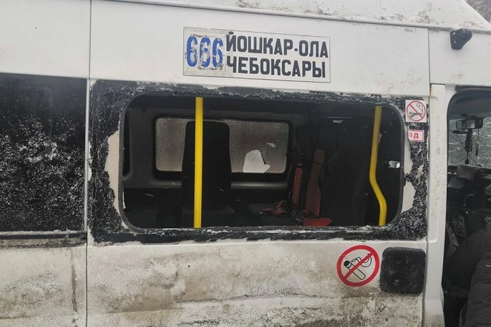 Маршрутку удалось поставить обратно на колеса. Фото: прокуратура Марий Эл
