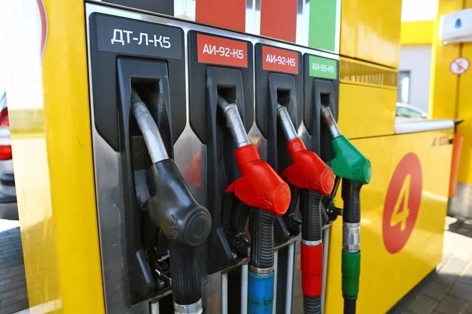 Бензин в Беларуси дешевой по сравнению с Европой, но на среднюю зарплату купить его можно меньше, чем в других странах.