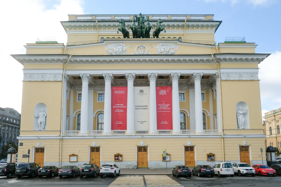 Пожар случился в здании Александринского театра.