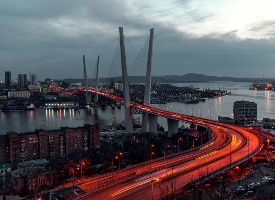 «Золотой» вантовый мост через бухту Золотой Рог.