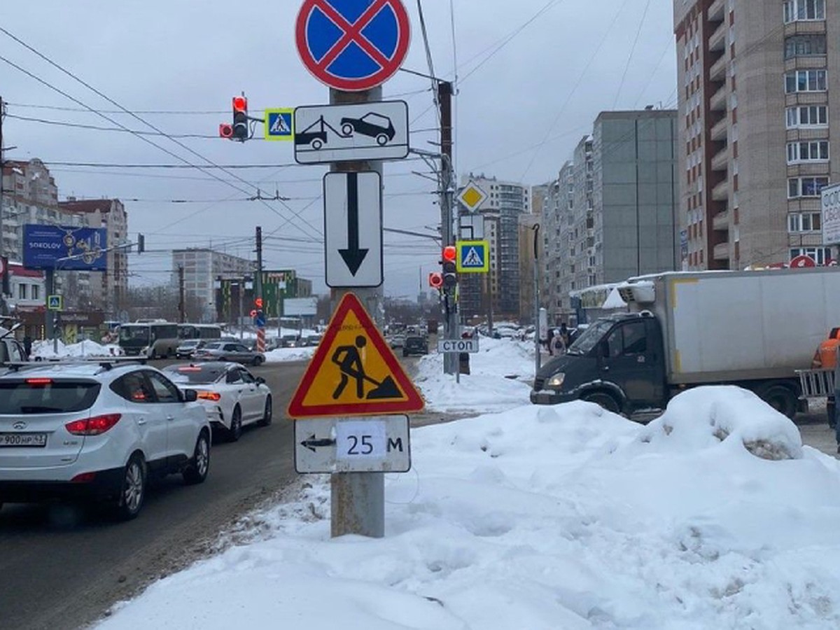 В Кирове перенастроили светофор на перекрестке улицы Риммы Юровской и  проспекта Строителей - KP.RU