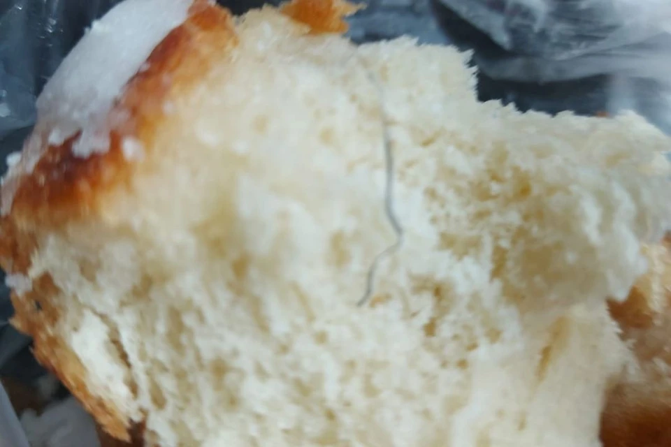 «А если бы проглотил?»: Сибиряк нашел острую проволоку в ромовой бабе ...