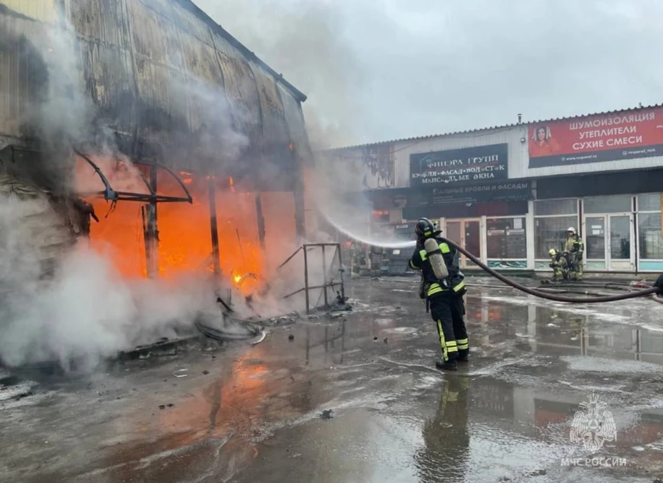 На 21-м км Киевского шоссе произошел пожар в торговых павильонах