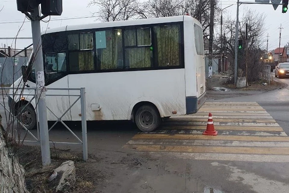 Водитель автобуса сбил девушку при повороте на улицу Грузинскую. Фото: отдел пропаганды УГИБДД России по РО