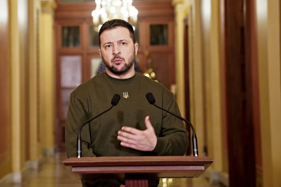 Владимир Зеленский считает, что во время конфликта с РФ украинских военных за нарушения закона нужно наказывать крайне жестко