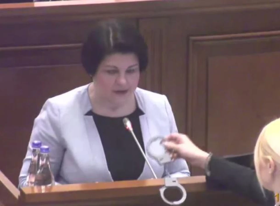 Марина Таубер принесла наручники для премьера Молдовы.