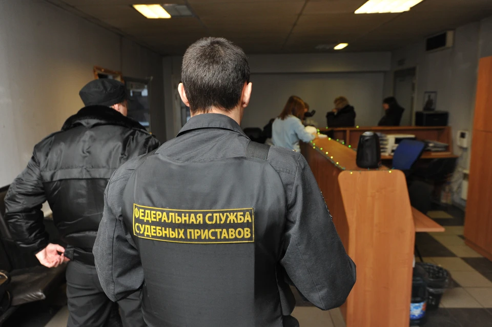 Необходимо предоставить паспорт, а законным представителям – доверенность.