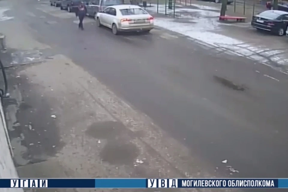 Водитель вышел из авто, оценил повреждения и уехал с места ДТП. Скрин видео телеграм-канала "Милиция Могилевщины"