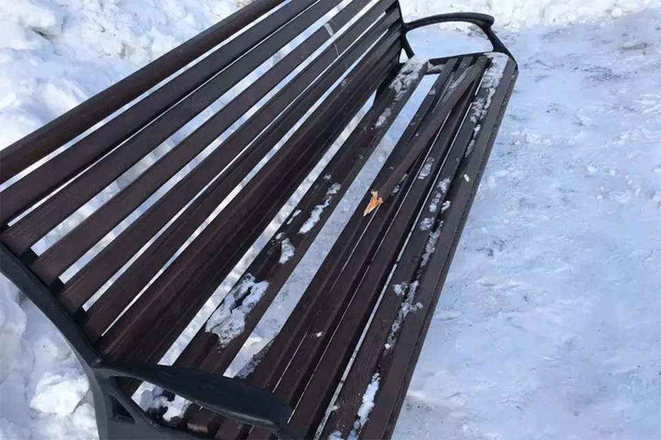 Разломанная скамейка
