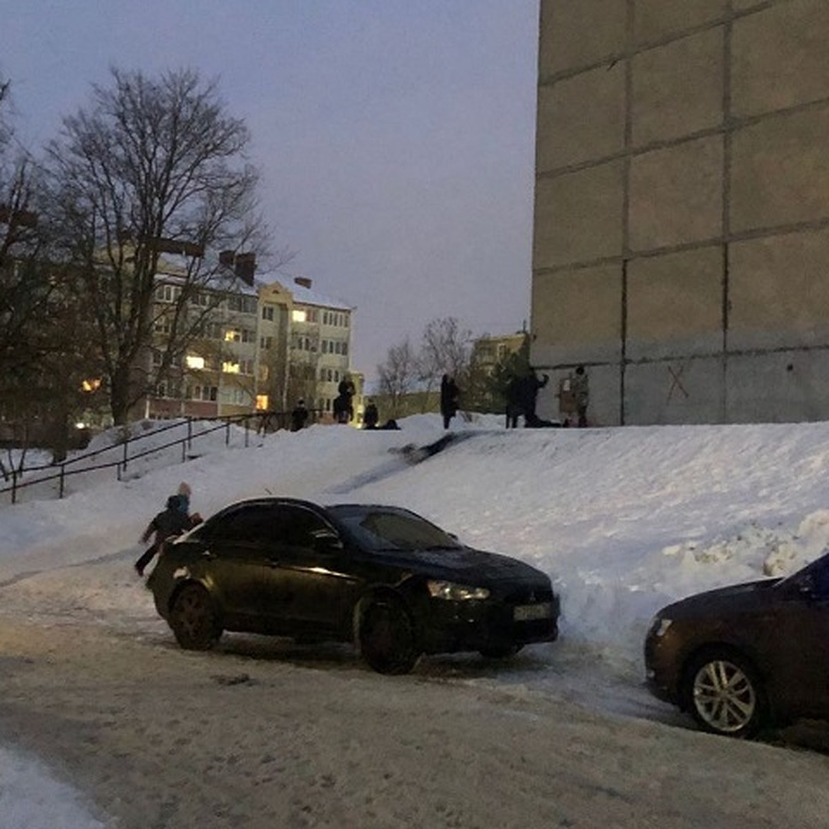 В Рыбинске засыпали песком горку, по которой дети скатывались на дорогу под  колеса машин - KP.RU