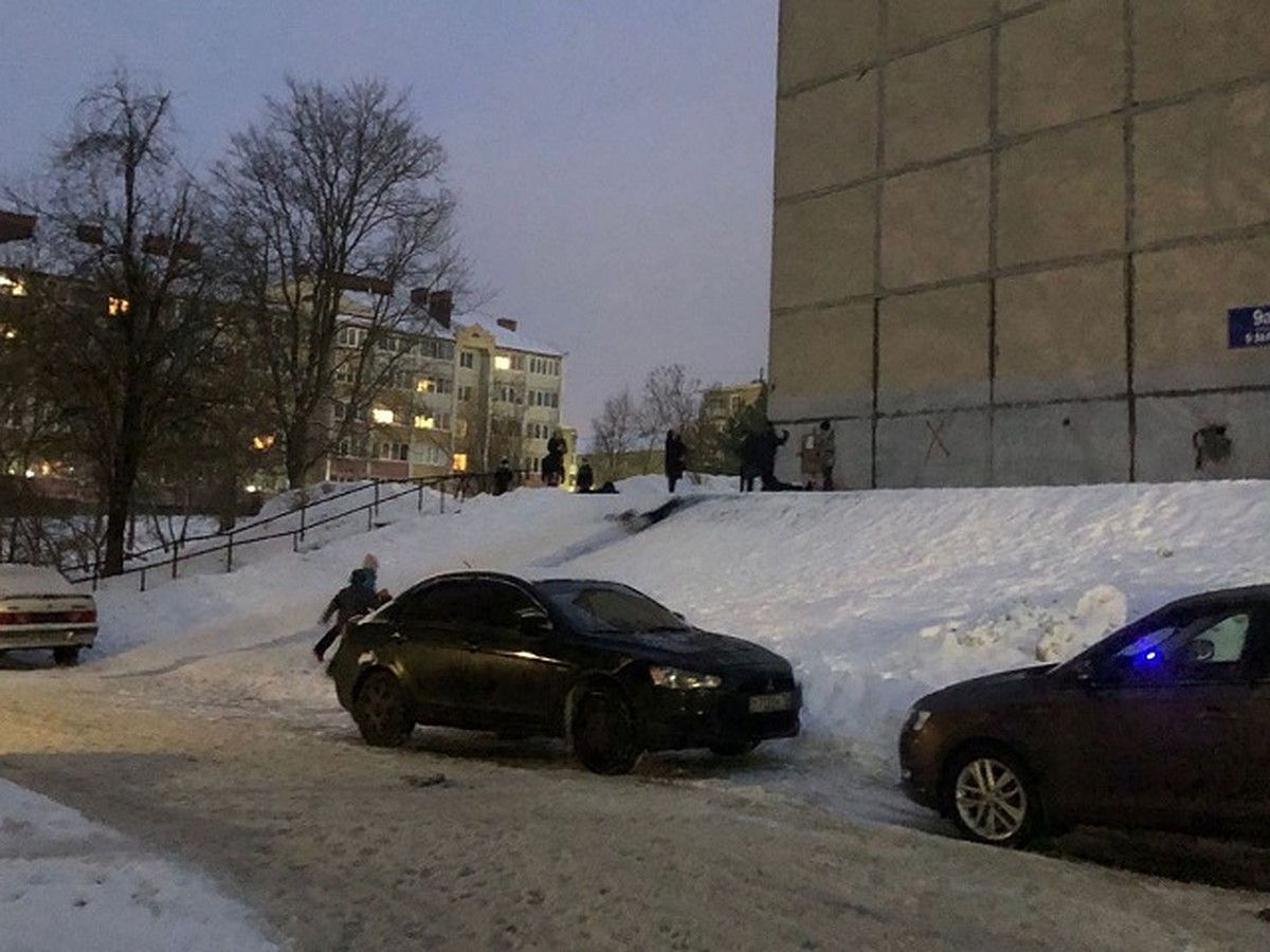 В Рыбинске засыпали песком горку, по которой дети скатывались на дорогу под  колеса машин - KP.RU