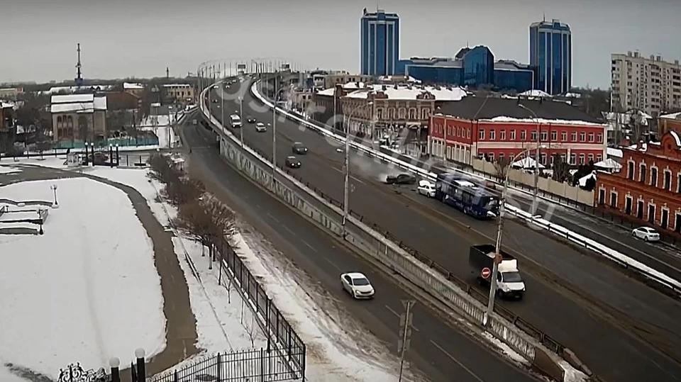 Двое водителей госпитализированы после аварии с двумя автомобилями и автобусов
