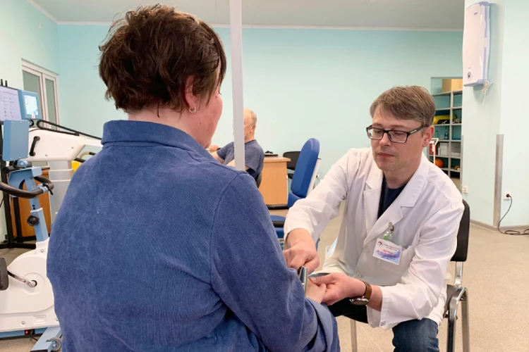 Пришлось заново учиться говорить и самостоятельно есть: в Кировской области врачи помогли женщине, перенесшей паралич после укуса клеща
