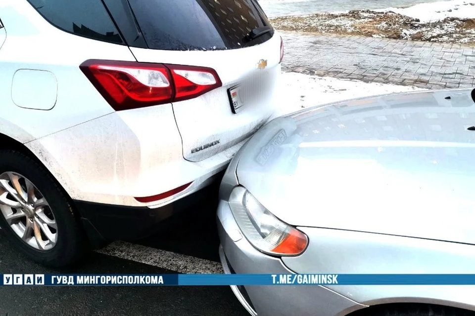 В Минске легковушка врезалась в пять припаркованных авто. Фото: телеграм-канал УГАИ ГУВД Мингорисполкома