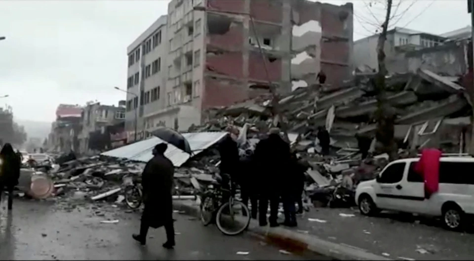 Более 8 тысяч человек удалось спасти из-под завалов после мощного землетрясения в Турции