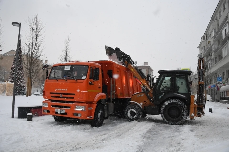 В городе расчищают дороги от снега и наледи