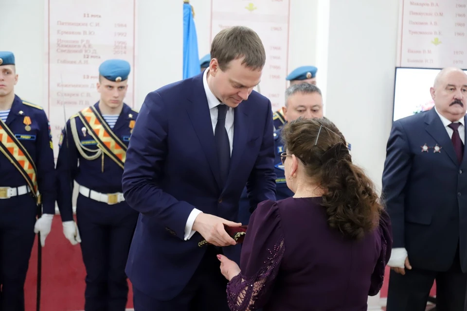 Семье погибшего рязанца вручили медаль и почетную грамоту. Фото: правительство Рязанской области.