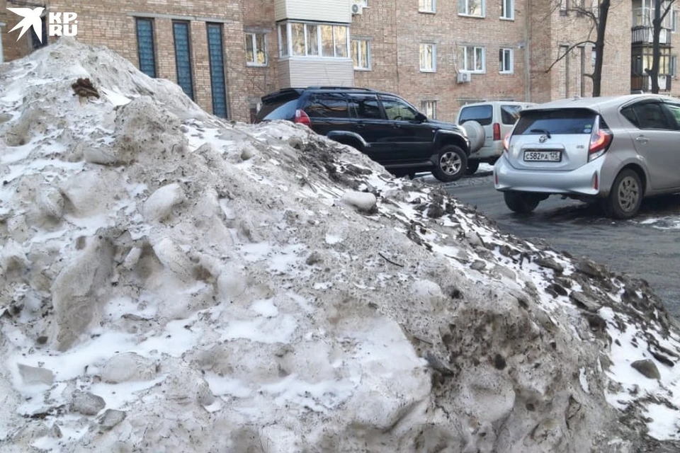 Ледяные сугробы остаются на улицах Владивостока.