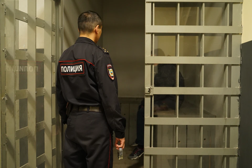 Два сотрудника ставропольской тюрьмы пытались пронести заключенным наркотики