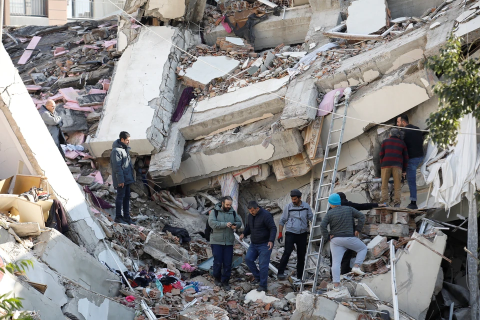 В Турции спустя 56 часов после землетрясений спасли полуторагодовалого мальчика и пытаются вытащить его беременную мать