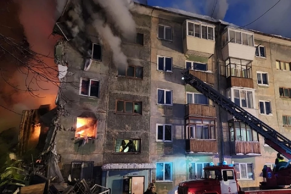Живую женщину достали из-под завалов после взрыва в пятиэтажке на Линейной,39 в Новосибирске.