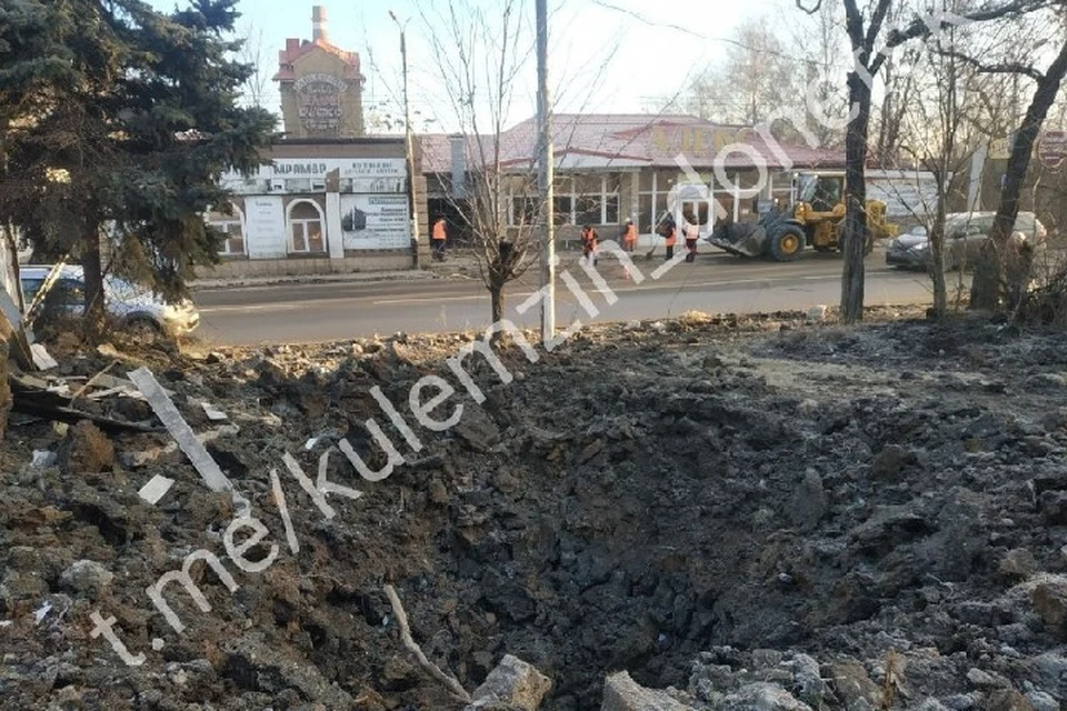 В городе продолжают ликвидировать последствия от прилетов украинских снарядов. Фото: ТГ/Кулемзин