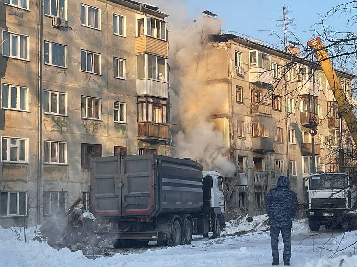 В Новосибирске приспустили государственные флаги в день траура 10 февраля -  KP.RU